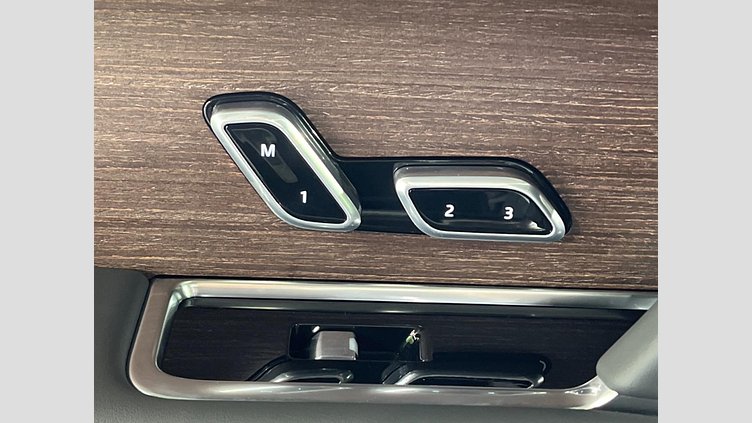 2024 認定中古車 Land Rover Range Rover オストゥーニパールホワイト（お取り扱いの有無については正規ディーラーにお問い合わせください） D350 AWD MHEV（AT） スタンダードホイールベース Autobiography