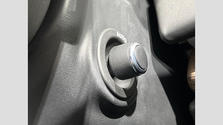 2024 認定中古車 Land Rover Range Rover オストゥーニパールホワイト（お取り扱いの有無については正規ディーラーにお問い合わせください） D350 AWD MHEV（AT） スタンダードホイールベース Autobiography