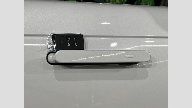 2024 認定中古車 Land Rover Range Rover オストゥーニパールホワイト（お取り扱いの有無については正規ディーラーにお問い合わせください） D350 AWD MHEV（AT） スタンダードホイールベース Autobiography