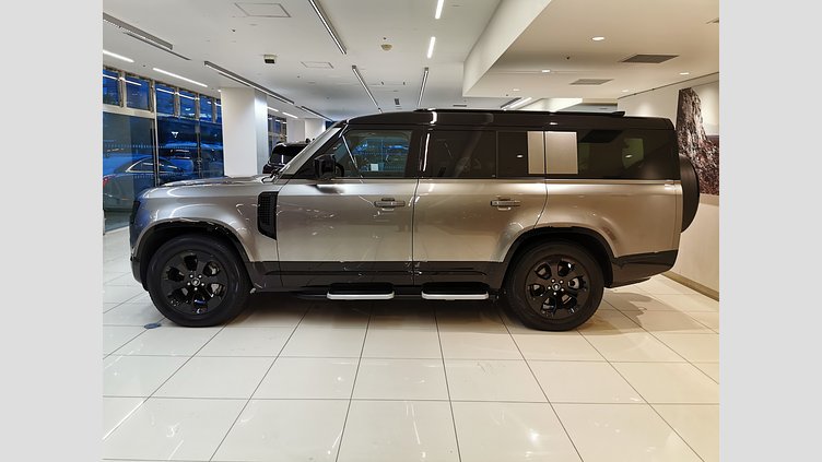 2024 認定中古車 Land Rover Defender 130 シリコンシルバー D350 ディーゼルマイルドハイブリッド X-Dynamic SE