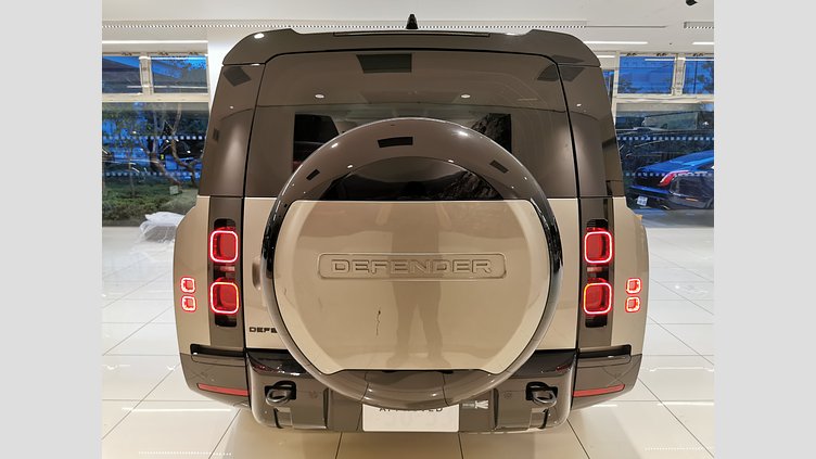 2024 認定中古車 Land Rover Defender 130 シリコンシルバー D350 ディーゼルマイルドハイブリッド X-Dynamic SE