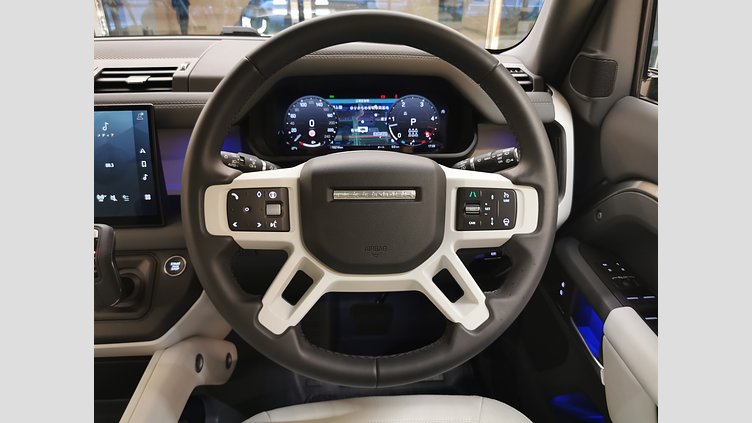 2024 認定中古車 Land Rover Defender 130 シリコンシルバー D350 ディーゼルマイルドハイブリッド X-Dynamic SE