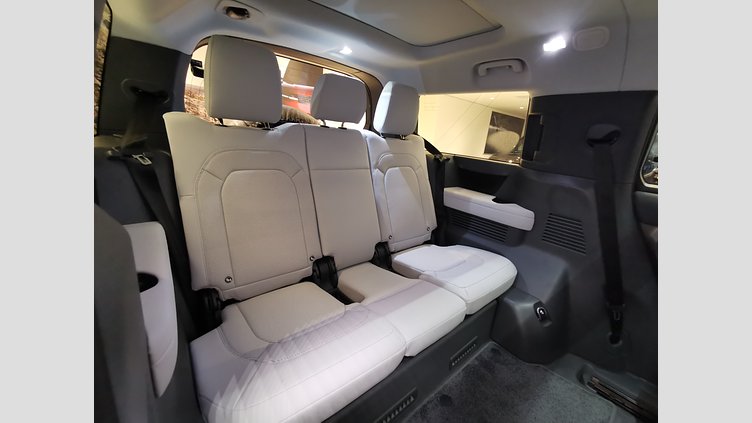 2024 認定中古車 Land Rover Defender 130 シリコンシルバー D350 ディーゼルマイルドハイブリッド X-Dynamic SE