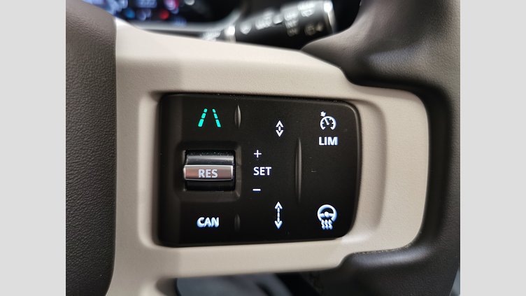 2024 認定中古車 Land Rover Defender 130 シリコンシルバー D350 ディーゼルマイルドハイブリッド X-Dynamic SE