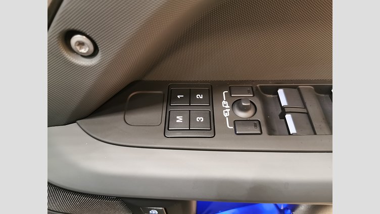 2024 認定中古車 Land Rover Defender 130 シリコンシルバー D350 ディーゼルマイルドハイブリッド X-Dynamic SE