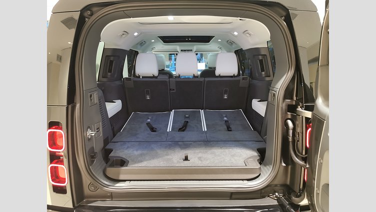 2024 認定中古車 Land Rover Defender 130 シリコンシルバー D350 ディーゼルマイルドハイブリッド X-Dynamic SE