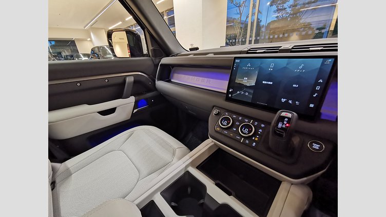 2024 認定中古車 Land Rover Defender 130 シリコンシルバー D350 ディーゼルマイルドハイブリッド X-Dynamic SE