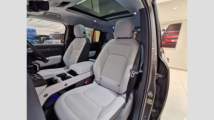 2024 認定中古車 Land Rover Defender 130 シリコンシルバー D350 ディーゼルマイルドハイブリッド X-Dynamic SE