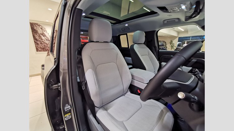 2024 認定中古車 Land Rover Defender 130 シリコンシルバー D350 ディーゼルマイルドハイブリッド X-Dynamic SE