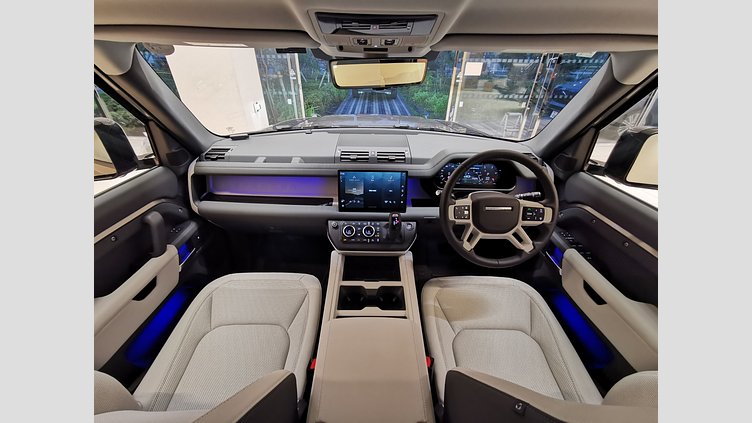 2024 認定中古車 Land Rover Defender 130 シリコンシルバー D350 ディーゼルマイルドハイブリッド X-Dynamic SE