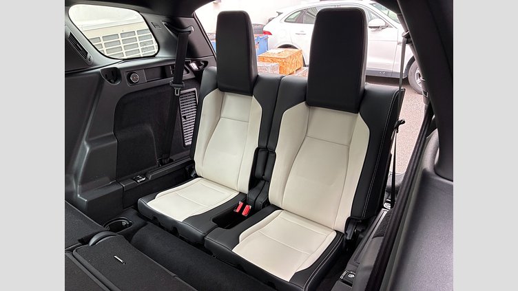 2024 認定中古車 Land Rover Discovery Sport Santorini Black 2.0 litre i4D​ ダイナミックSE 2.0L D200 5+2シート