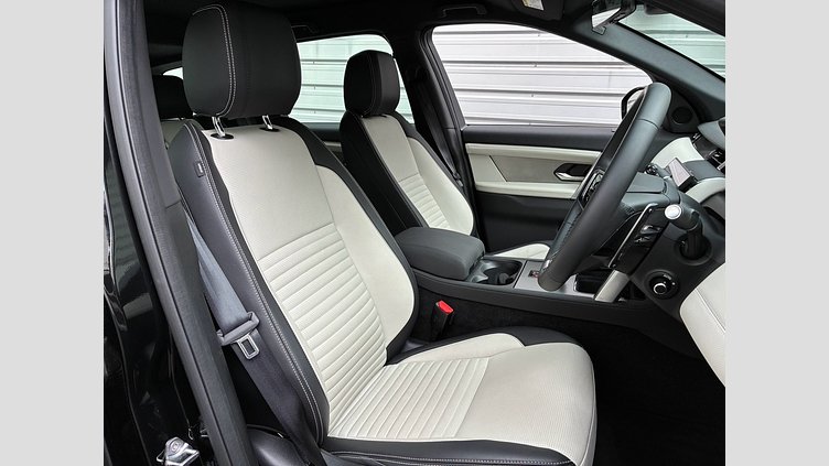2024 認定中古車 Land Rover Discovery Sport Santorini Black 2.0 litre i4D​ ダイナミックSE 2.0L D200 5+2シート