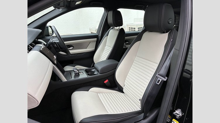 2024 認定中古車 Land Rover Discovery Sport Santorini Black 2.0 litre i4D​ ダイナミックSE 2.0L D200 5+2シート