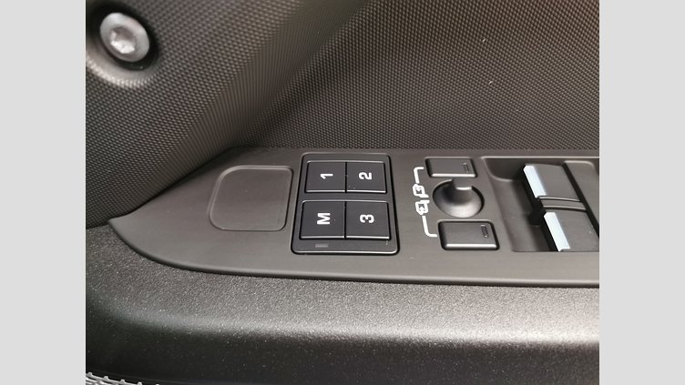 2024 認定中古車 Land Rover Defender 130 サントリーニブラック D300 AWD（AT） OUTBOUND