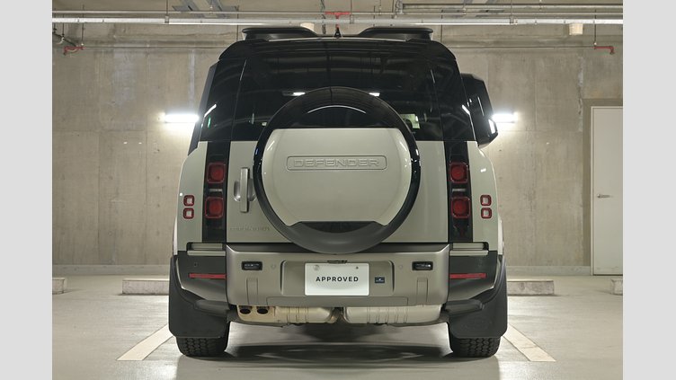 2025 認定中古車 Land Rover Defender 130 シリコンシルバー D350 ディーゼルマイルドハイブリッド X-Dynamic SE
