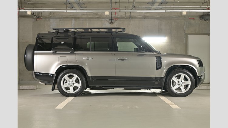 2025 認定中古車 Land Rover Defender 130 シリコンシルバー D350 ディーゼルマイルドハイブリッド X-Dynamic SE