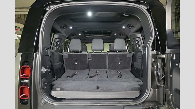 2025 認定中古車 Land Rover Defender 130 シリコンシルバー D350 ディーゼルマイルドハイブリッド X-Dynamic SE