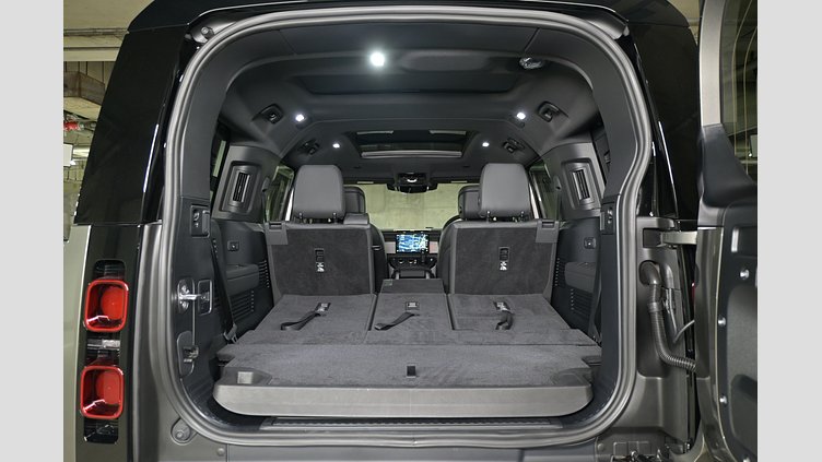 2025 認定中古車 Land Rover Defender 130 シリコンシルバー D350 ディーゼルマイルドハイブリッド X-Dynamic SE