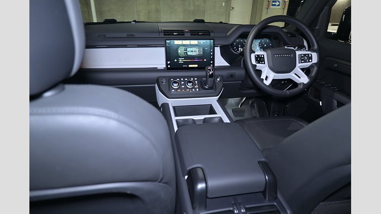 2025 認定中古車 Land Rover Defender 130 シリコンシルバー D350 ディーゼルマイルドハイブリッド X-Dynamic SE
