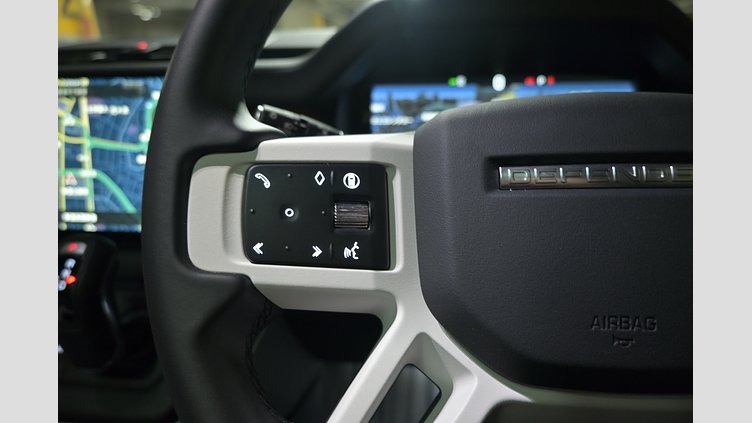 2025 認定中古車 Land Rover Defender 130 シリコンシルバー D350 ディーゼルマイルドハイブリッド X-Dynamic SE