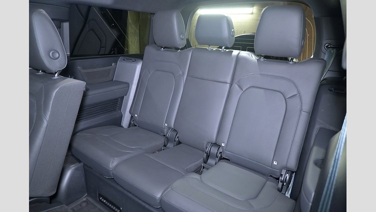 2025 認定中古車 Land Rover Defender 130 シリコンシルバー D350 ディーゼルマイルドハイブリッド X-Dynamic SE