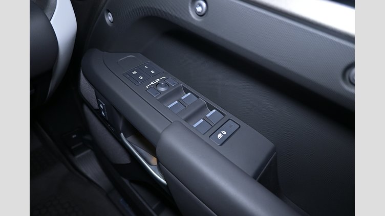 2025 認定中古車 Land Rover Defender 130 シリコンシルバー D350 ディーゼルマイルドハイブリッド X-Dynamic SE