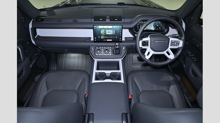 2025 認定中古車 Land Rover Defender 130 シリコンシルバー D350 ディーゼルマイルドハイブリッド X-Dynamic SE