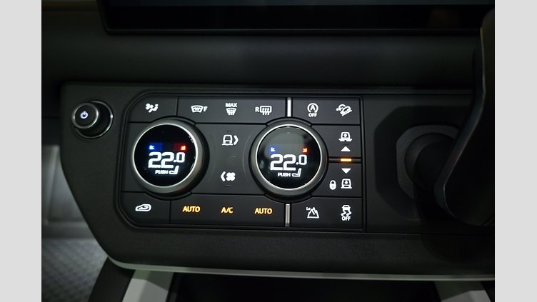 2025 認定中古車 Land Rover Defender 130 シリコンシルバー D350 ディーゼルマイルドハイブリッド X-Dynamic SE