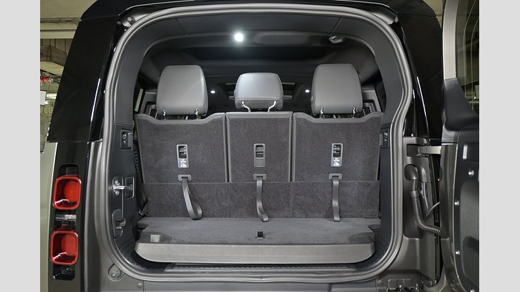 2025 認定中古車 Land Rover Defender 130 シリコンシルバー D350 ディーゼルマイルドハイブリッド X-Dynamic SE