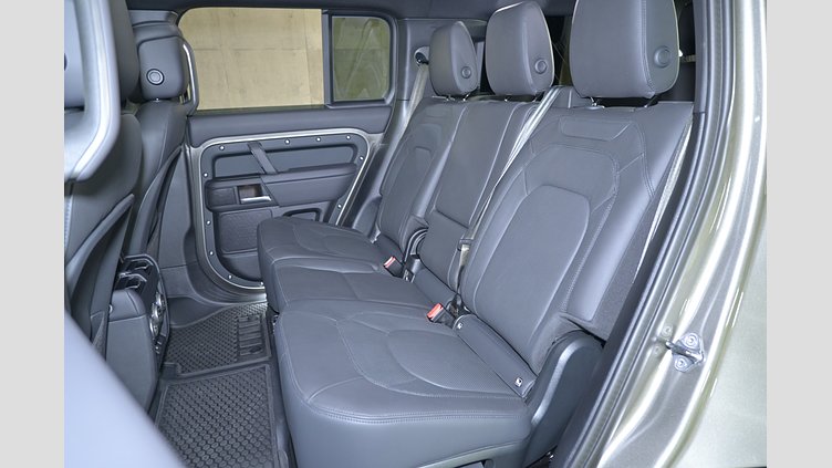 2025 認定中古車 Land Rover Defender 130 シリコンシルバー D350 ディーゼルマイルドハイブリッド X-Dynamic SE
