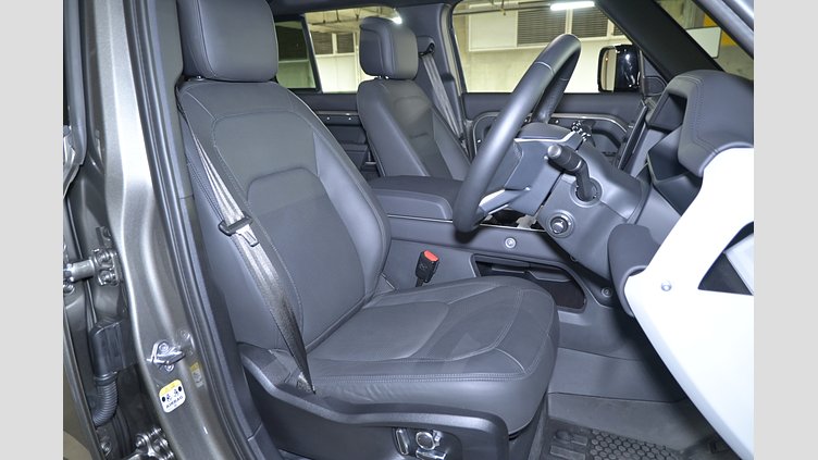 2025 認定中古車 Land Rover Defender 130 シリコンシルバー D350 ディーゼルマイルドハイブリッド X-Dynamic SE