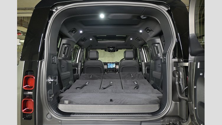 2025 認定中古車 Land Rover Defender 130 シリコンシルバー D350 ディーゼルマイルドハイブリッド X-Dynamic SE