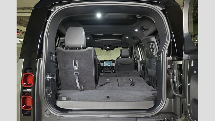 2025 認定中古車 Land Rover Defender 130 シリコンシルバー D350 ディーゼルマイルドハイブリッド X-Dynamic SE