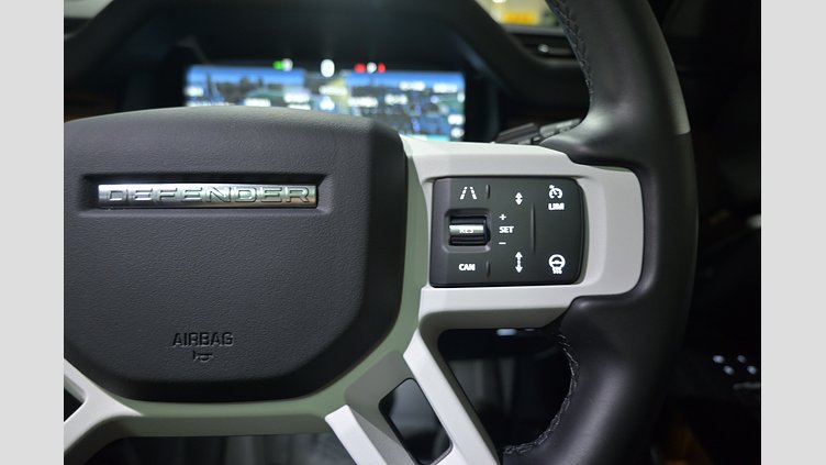 2025 認定中古車 Land Rover Defender 130 シリコンシルバー D350 ディーゼルマイルドハイブリッド X-Dynamic SE