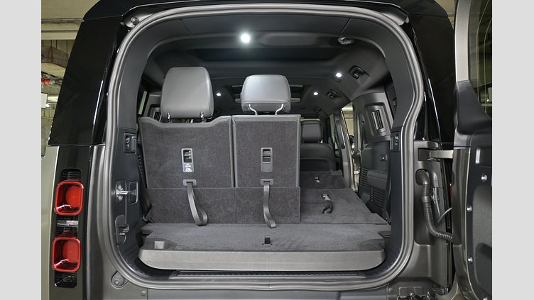 2025 認定中古車 Land Rover Defender 130 シリコンシルバー D350 ディーゼルマイルドハイブリッド X-Dynamic SE