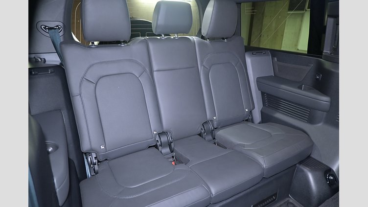 2025 認定中古車 Land Rover Defender 130 シリコンシルバー D350 ディーゼルマイルドハイブリッド X-Dynamic SE