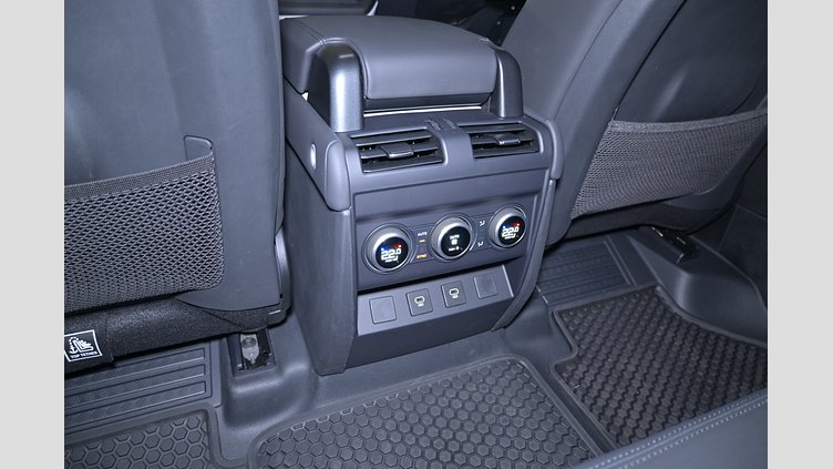 2025 認定中古車 Land Rover Defender 130 シリコンシルバー D350 ディーゼルマイルドハイブリッド X-Dynamic SE