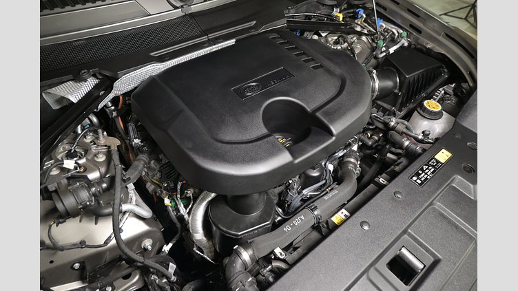 2025 認定中古車 Land Rover Defender 130 シリコンシルバー D350 ディーゼルマイルドハイブリッド X-Dynamic SE