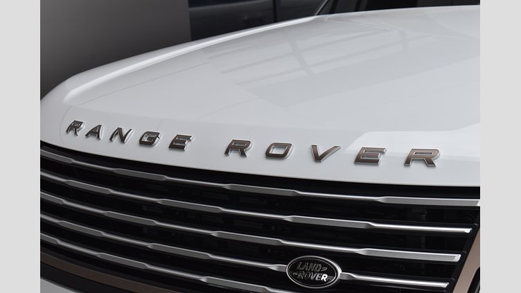 2024 認定中古車 Land Rover Range Rover オストゥーニパールホワイト（お取り扱いの有無については正規ディーラーにお問い合わせください） 615 AWD（AT） ロングホイールベース SV