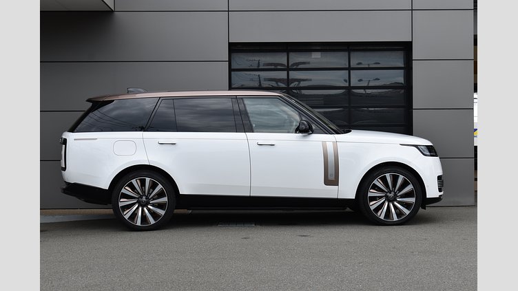 2024 認定中古車 Land Rover Range Rover オストゥーニパールホワイト（お取り扱いの有無については正規ディーラーにお問い合わせください） 615 AWD（AT） ロングホイールベース SV