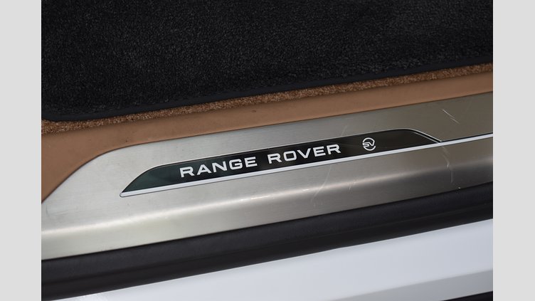 2024 認定中古車 Land Rover Range Rover オストゥーニパールホワイト（お取り扱いの有無については正規ディーラーにお問い合わせください） 615 AWD（AT） ロングホイールベース SV