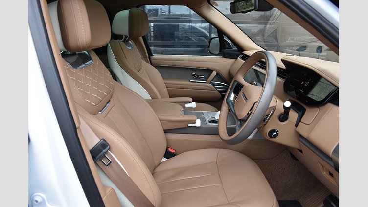 2024 認定中古車 Land Rover Range Rover オストゥーニパールホワイト（お取り扱いの有無については正規ディーラーにお問い合わせください） 615 AWD（AT） ロングホイールベース SV
