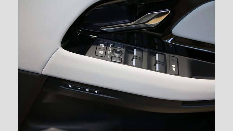 2025 認定中古車 Land Rover Range Rover Evoque フジホワイト D200マイルドハイブリッド（ディーゼル） S D200