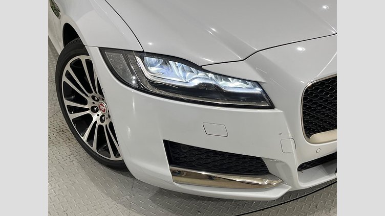 2015 認定中古車 Jaguar XF Yulong White 2L　ディーゼル　ターボ プレステージ