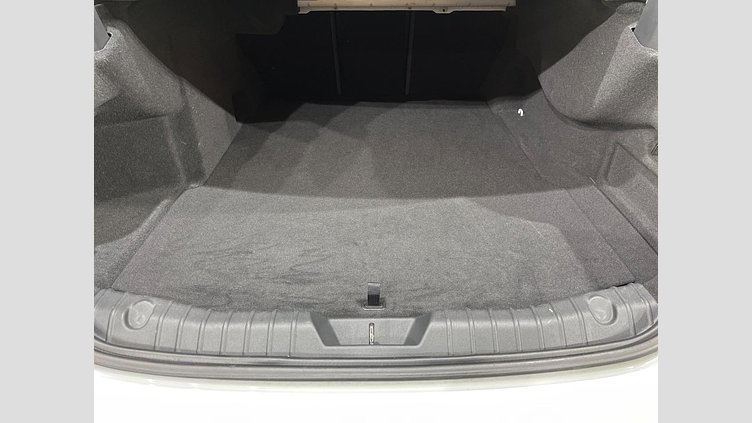 2015 認定中古車 Jaguar XF Yulong White 2L　ディーゼル　ターボ プレステージ