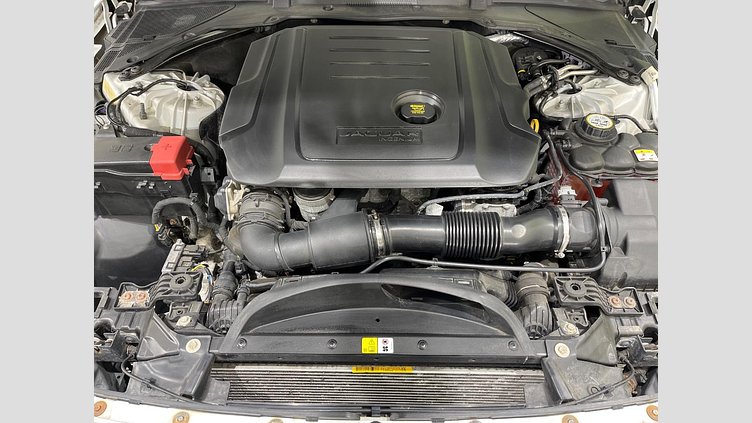 2015 認定中古車 Jaguar XF Yulong White 2L　ディーゼル　ターボ プレステージ