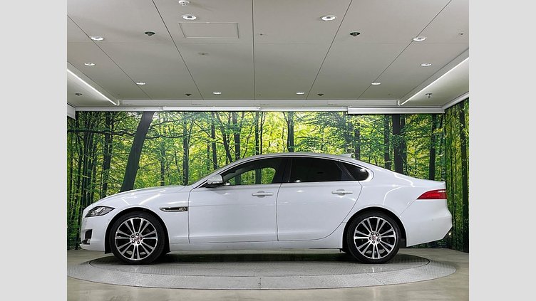 2015 認定中古車 Jaguar XF Yulong White 2L　ディーゼル　ターボ プレステージ