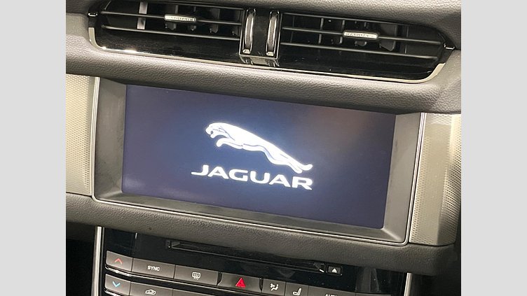 2015 認定中古車 Jaguar XF Yulong White 2L　ディーゼル　ターボ プレステージ