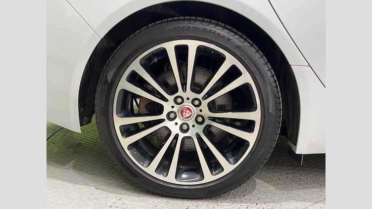 2015 認定中古車 Jaguar XF Yulong White 2L　ディーゼル　ターボ プレステージ