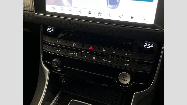 2015 認定中古車 Jaguar XF Yulong White 2L　ディーゼル　ターボ プレステージ
